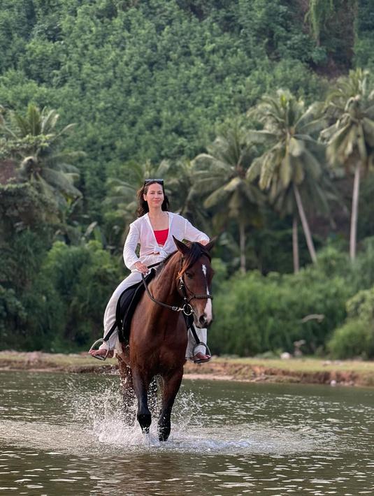 Pernah naik kerbau saat membintangi film Buffalo Boys, Pevita Pearce malah belum mengunggah potret menunggangi kuda. Wanita 31 tahun ini memang kerap membintangi film laga. (Liputan6.com/IG/@pevpearce)