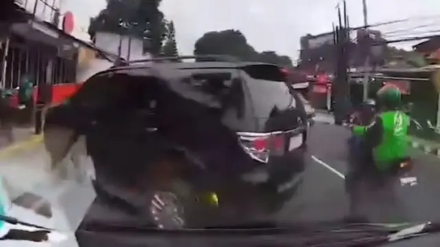 Tangkapan layar sebuah mobil Toyota Fortuner menutup laju kendaraan ambulance yang membawa pasien ke rumah sakit di wilayah Depok.