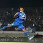 Gelandang Persib Bandung, Febri Hariyadi, merayakan gol yang dicetaknya ke gawang Persebaya Surabaya pada laga Liga 1 Indonesia di Stadion I Wayan Dipta, Bali, Jumat (18/10). Persib menang 4-1 atas Persebaya. (Bola.com/Aditya Wany)