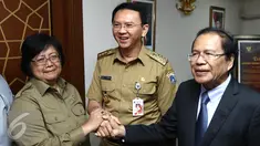 Ki-ka: Menteri LHK Siti Nurbaya, Gubernur Ahok dan Menko Maritim dan Sumber Daya Rizal Ramli jelang rapat koordinasi di Kemnko Maritim, Jakarta, Senin (18/4). Rapat membahas Reklamasi Teluk Jakarta. (Liputan6.com/Angga Yuniar)