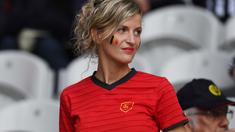 Kesedihan terpancar di wajah Fans cantik Belgia  ini saat timnya kalah dari Wales 1-3 pada perempat final Piala Eropa 2016 di Stade Pierre-Mauroy, Lille, Prancis, Sabtu (2/7/2016) dini hari WIB. (AFP/ Paul Ellis)