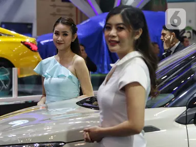 Seorang Sales Promotion Girl (SPG) berdiri di samping salah satu mobil yang dipajang pada pameran otomotif GAIKINDO Indonesia International Auto Show (GIIAS) 2023 di ICE BSD, Serpong, Tangerang, Banten, Kamis (10/8/2023). (Liputan6.com/Angga Yuniar)