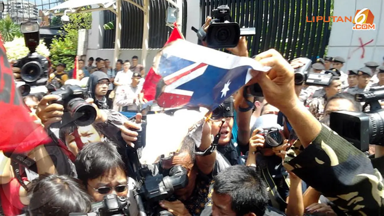 bendera-australia-dibakar-131121b.jpg