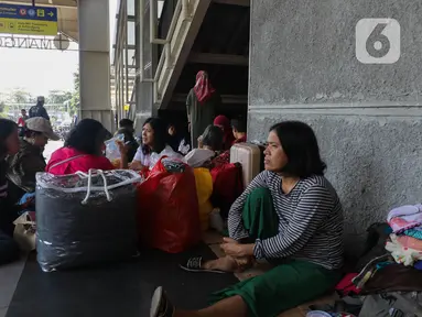 Warga terdampak kebakaran beristirahat memenuhi area pelataran Stasiun Kereta Api Bandara, Manggarai, Jakarta, Selasa (13/8/2024). (Liputan6.com/Angga Yuniar)