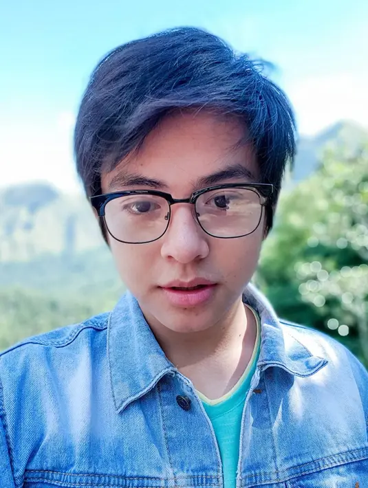Dengan segala pencapaian yang ia raih di usia 19 tahun, membuat Angga Yunanda tak berpuas diri. Pada 2020 ini, Angga akan membintangi film berjudul Mariposa. Seleb yang makin tampan saat memakai kacamata ini kembali dipasangkan dengan Zara di film tersebut. (Liputan6.com/IG/@anggayunandareal16)