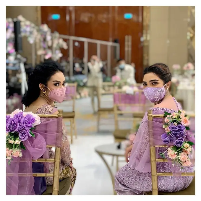 6 Potret Kedekatan Ashanty dan Krisdayanti di Acara Lamaran Aurel Hermansyah