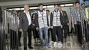 Pebulutangkis ganda putra Indonesia, Kevin Sanjaya/Marcus Gideon, tiba di Bandara Soekarno Hatta. Mereka kembali ke tanah air usai meraih gelar All England usai menundukan pasangan China, Li Junhui/Liu Yuchen. (Bola.com/M Iqbal Ichsan)