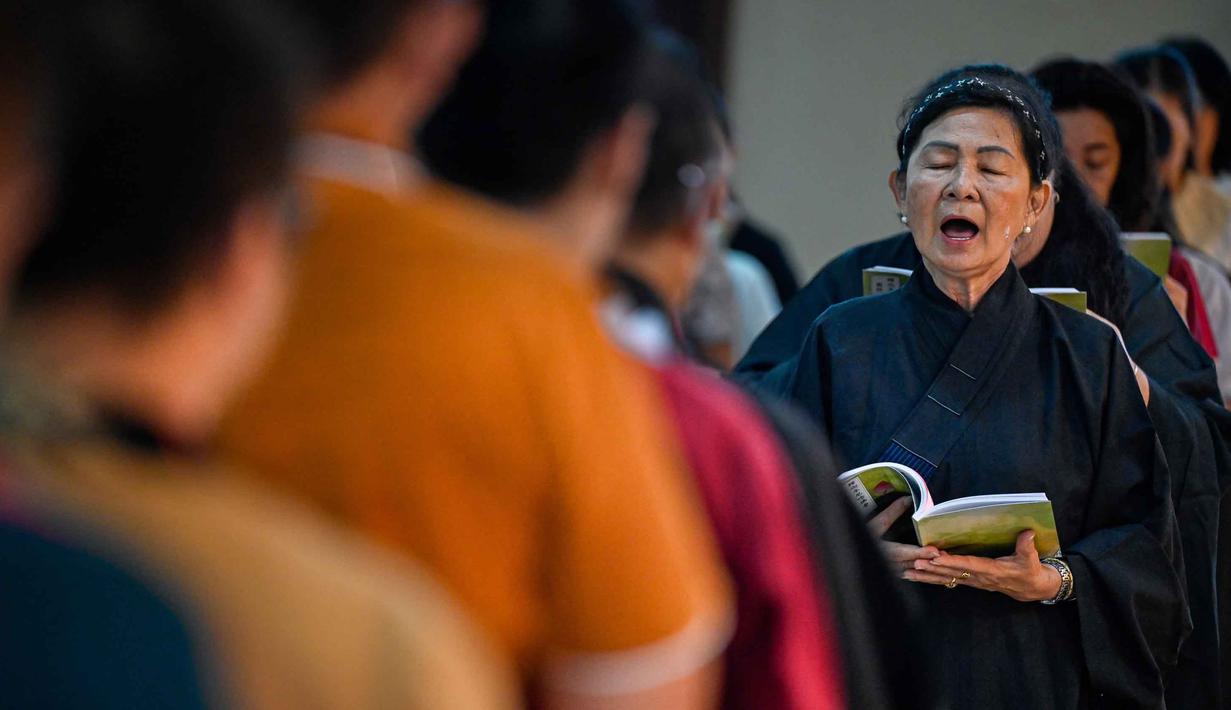 Para umat berdoa saat Hari Raya Waisak yang memperingati kelahiran, pencerahan, dan wafatnya Buddha Gautama, di Kuil Buddha Sakyamuni, Banda Aceh pada Minggu 31 Mei 2026. (CHAIDEER MAHYUDDIN/AFP)