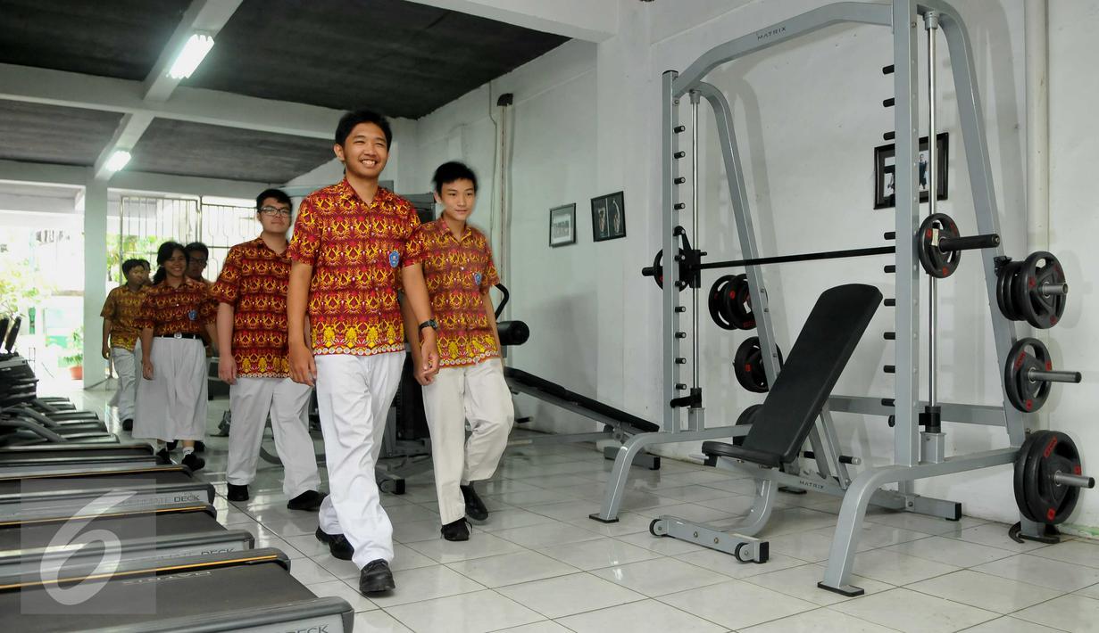 Sejumlah alat fitnes berada di SMA Negeri 2 Tamansari, Jakarta Barat, Kamis (14/4). Alat fitnes tersebut diadakan untuk memfasilitasi siswa saat musim hujan. (Liputan6.com/Gempur M Surya)