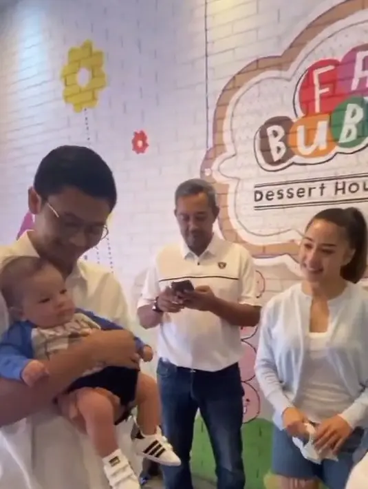 Nikita Willy dan Baby Izz kembali ke Indonesia (Instagram/nikitawillyofficial94)