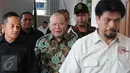 La Nyalla Mattaliti berjalan keluar ruangan usai sidang perdana di Pengadilan Tipikor Jakarta, Senin (5/9). La Nyalla diduga menggunakan dana hibah Kadin Jatim Rp 5,3 miliar untuk membeli saham publik di Bank Jatim pada 2012. (Liputan6.com/Helmi Afandi)