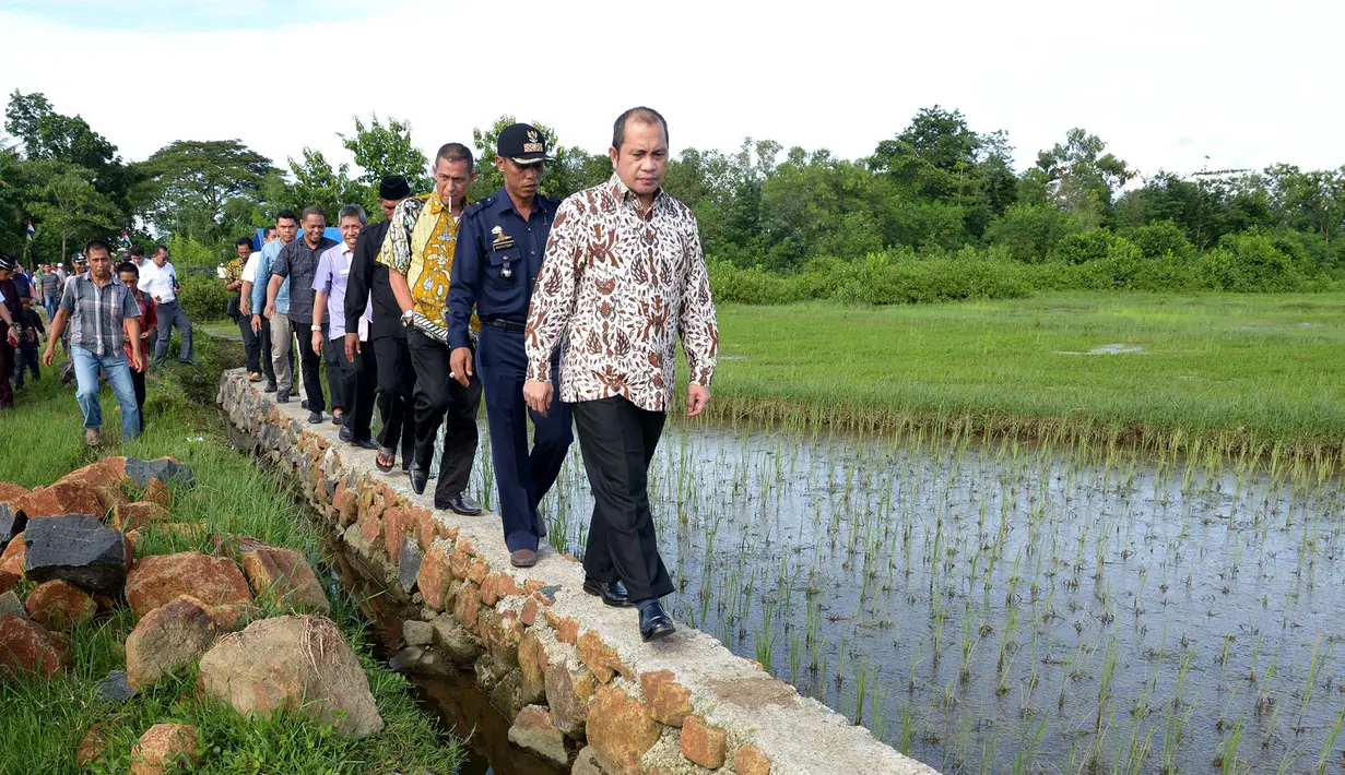 Menteri Desa, Pembangunan Daerah Tertinggal dan Transmigrasi, Marwan Jafar meninjau sarana irigasi yang dibangun menggunakan dana desa dan tenaga kerja setempat di Desa Tenrigangkae, Sulawesi Selatan, Sabtu (13/2/2016). (Foto: Wahyu Wening)