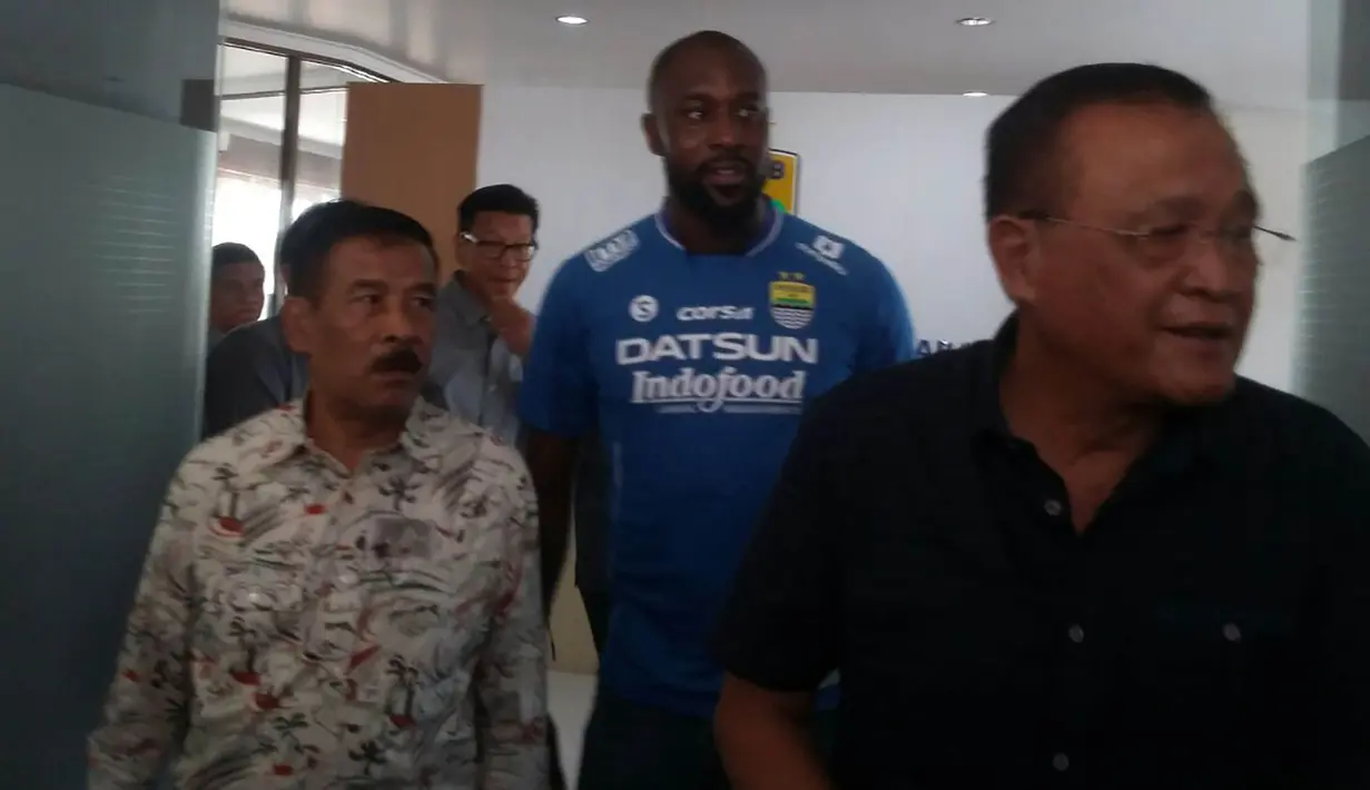 Striker Persib Bandung, Carlton Cole tiba untuk diperkenalkan kepada wartawan. Mantan pemain West Ham ini dikabarkan mendapatkan gaji sebesar lima miliar rupiah untuk kontrak selama satu musim. (Bola.com/Erwin Snaz)