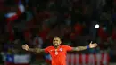 Gelandang Chile, Arturo Vidal melakukan selebrasi usai mencetak gol kegawang Peru pada Kualifikasi Piala Dunia 2018 di National Stadium, Santiago, Chile (11/10). Arturo Vidal mencetak dua gol dan Chile menang atas Peru 2-1. (REUTERS/Ivan Alvarado)