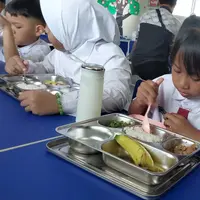 Menteri Koperasi Budi Arie Setiadi meninjau Program Makan Bergizi Gratis (MBG) di SD Angkasa 05, Kompleks Halim Perdanakusuma, Jakarta, Senin (6/1/2025). (Liputan6.com/Arief)