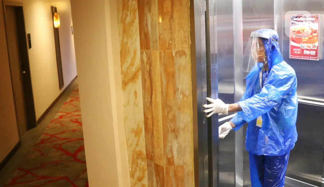 Petugas terlihat di lift Hotel Pakons Prime yang akan ditempati sementara oleh tenaga medis  di Tangerang, Kamis (7/5/2020). Pemerintah Kota (Pemkot) Tangerang menyiapkan hotel tersebut untuk memfasiltasi tenaga medis penanganan Covid-19 di wilayah Tangerang. (Liputan6.com/Angga Yuniar)