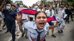 Seorang pengunjuk rasa meneriakkan slogan-slogan saat aksi unjuk rasa di luar Parlemen di Kathmandu, Nepal pada 8 September 2025. (PRABIN RANABHAT/AFP)