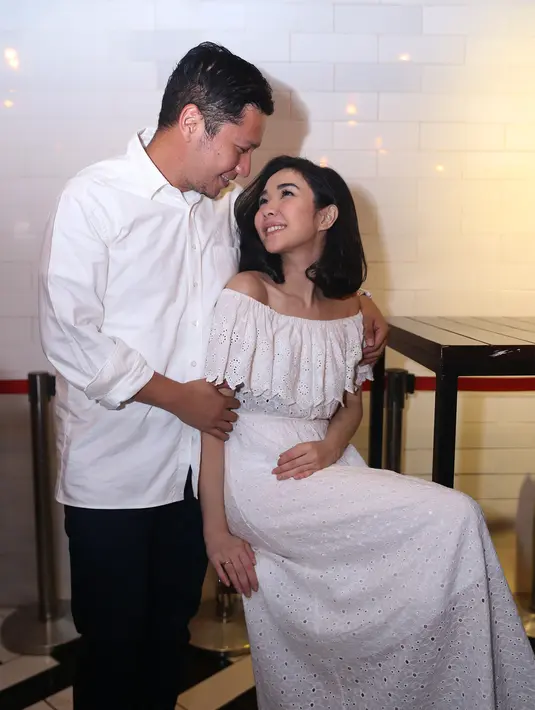 "Kado, dia bilang gak usah kasih. Tapi kan udah rutinitas tiap tahun pasti kasih. Gak mahal sih emang, aku kasih kemeja aja," kata suami dari penyanyi Gisella Anastasia ini. (Andy Masela/Bintang.com)