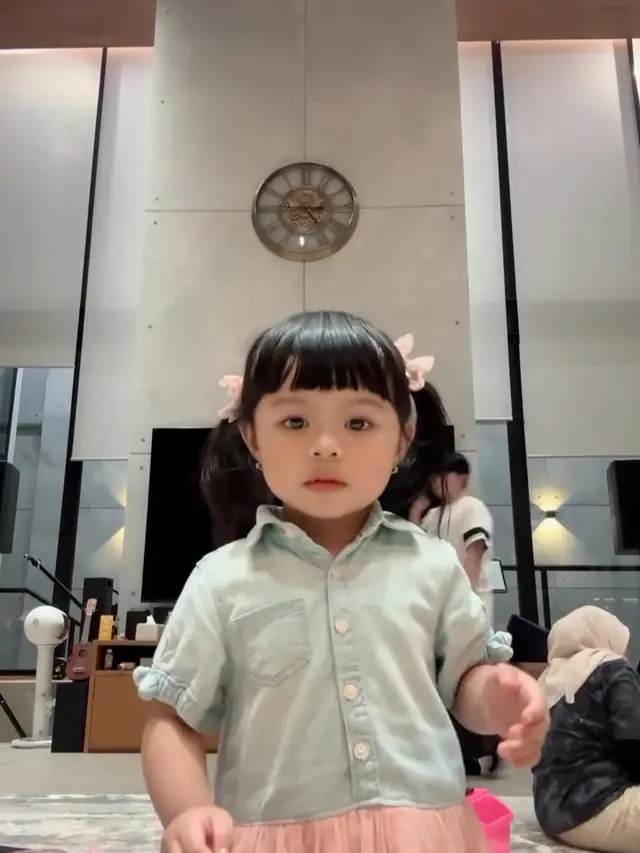 Momen Kelakuan Lucu Ameena Pinjam Ponsel Ayahnya, Ternyata Dipakai untuk Foto Boneka Bayi