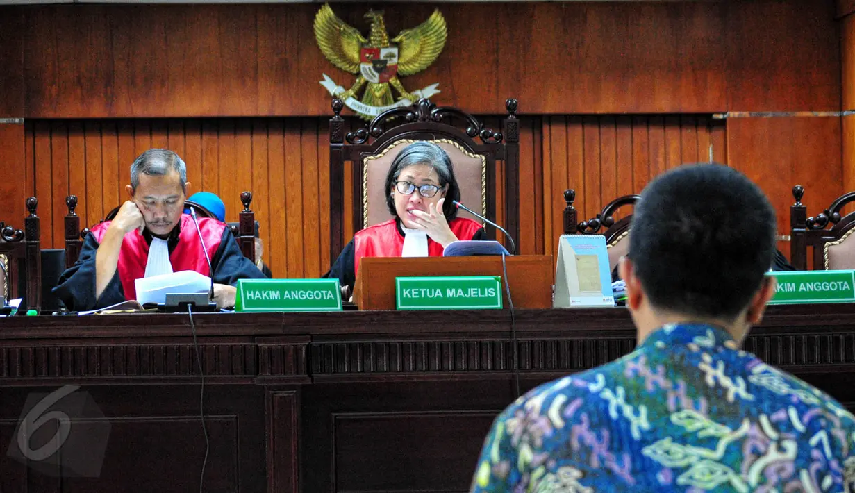 Hakim tampak bertanya kepada saksi di sidang lanjutan Udar Pristono, Pengadilan Tipikor, Jakarta, Senin (1/6/2015). Udar Pristono menjadi terdakwa kasus dugaan korupsi pengadaan bus Transjakarta 2012-2013 (Liputan6.com/Yoppy Renato)