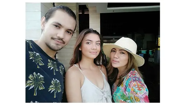 Sering Dikira Pacar, Ini 7 Momen Manis Angela Gilsha dan Adik