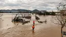 Pada Selasa (30/9/2025), Topan Bualoi menghantam pantai Vietnam dan menyebabkan sejumlah kerusakan yang cukup parah. (Phan Duy/AFP)