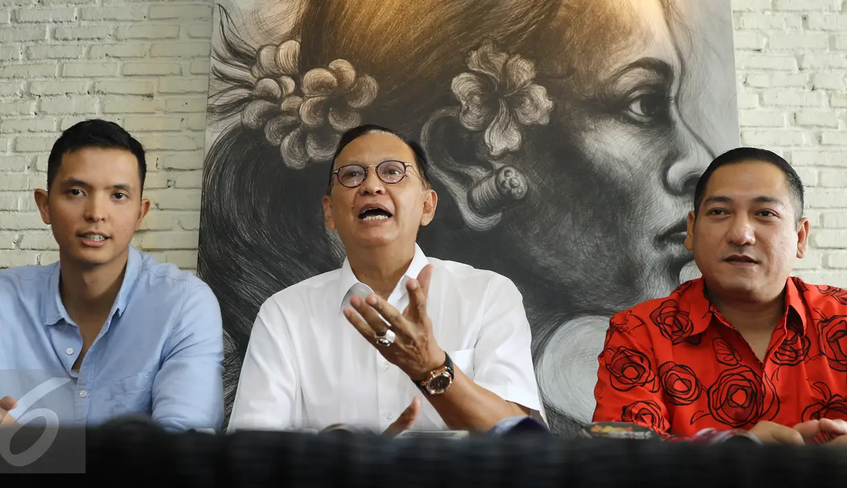 Roy Marten ditemani anak dan kerabtanya, Gibran Marten dan Krisna, menggelar jumpa pers di kawasan Mahakam, Jakarta, Jumat (30/12). Roy Marten mengungkapkan perempuan muda bernama Dini Indriani itu adalah pacar temannya. (Liputan6.com/Herman Zakharia)