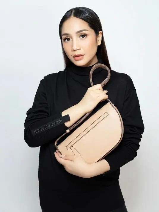 Untuk tampilan soft, pulasan makeup natural nuansa peach juga bisa kamu pertimbangkan (Instagram/raffinagita1717).