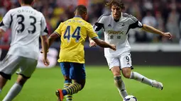 Pemain Swansea City Miguel Michu duel dengan Pemain Arsenal Serge Gnabry Pada pertandingan Liga Premier Inggris antara Swansea City dan Arsenal di Stadion Liberty di Swansea (28/09/13). (AFP/Paul Ellis)