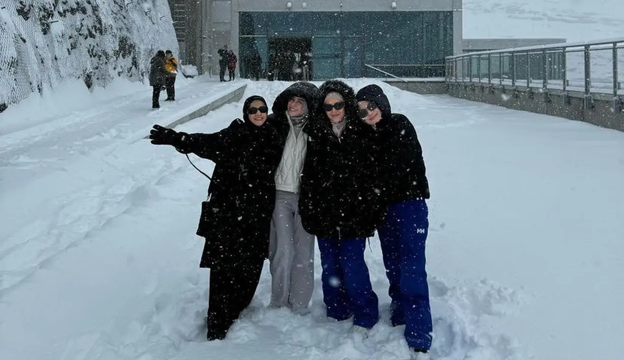 Natasha Rizky, Ratna Galih, Dian Ayu Lestari, dan Nina Zatulini menikmati musim dingin di Swiss. Saat bermain di salju, keempatnya pun kompak mengenakan jaket tebal warna hitam. [@ninazatulini22]