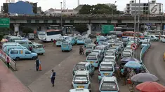 Angkutan umum dan warga beraktivitas di Terminal Kampung Melayu, Jakarta Timur, Kamis (1/6). Sepekan pascabom bunuh diri aktivitas di Terminal Kampung Melayu berangsur normal, meskipun belum seramai biasanya. (Liputan6.com/Immanuel Antonius)
