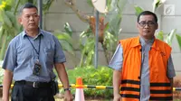 Bupati Tulungagung nonaktif Syahri Mulyo (kanan) tiba di Gedung KPK, Jakarta, Selasa (2/10). Syahri diperiksa sebagai tersangka untuk pengembangan kasus dugaan suap dari pengusaha Susilo Prabowo. (Merdeka.com/Dwi Narwoko)