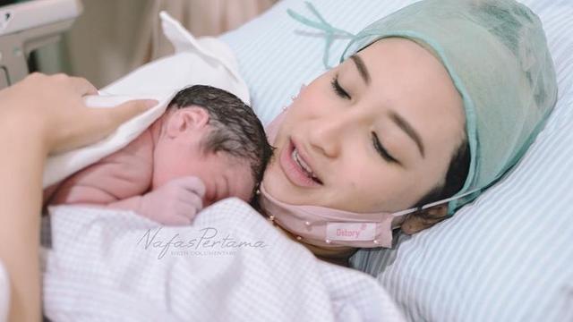 Lahirkan Anak Pertama, Ini 6 Momen Persalinan Chaca Thakya Istri Ricky Perdana