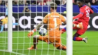 Momen striker PSG Ousmane Dembele mencetak gol ke gawang Bayer Leverkusen pada ajang Liga Champions. (INA FASSBENDER / AFP)