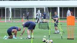 Latihan ini menjadi langkah awal persiapan Timnas Indonesia untuk menghadapi FIFA Series 2026. Tampak dalam foto, pelatih Timnas Indonesia, John Herdman (kanan), sesaat sebelum memimpin latihan perdana di Lapangan Stadion Madya, Kompleks Gelora Bung Karno, Senayan, Jakarta, Selasa (24/3/2026). (Bola.com/M Iqbal Ichsan)