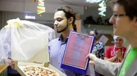 Lelah Diselingkuhi, Pria Ini Pilih Menikahi Pizza