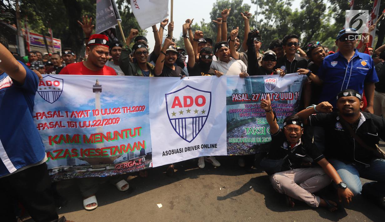 Puluhan sopir taksi online membentangkan spanduk dalam unjuk rasa di depan Balai Kota Jakarta, Senin (19/8/2019). Mereka meminta Gubernur DKI Jakarta Anies Baswedan agar angkutan sewa khusus atau taksi online untuk bebas dari kebijakan perluasan ganjil genap. (Liputan6.com/Angga Yuniar)