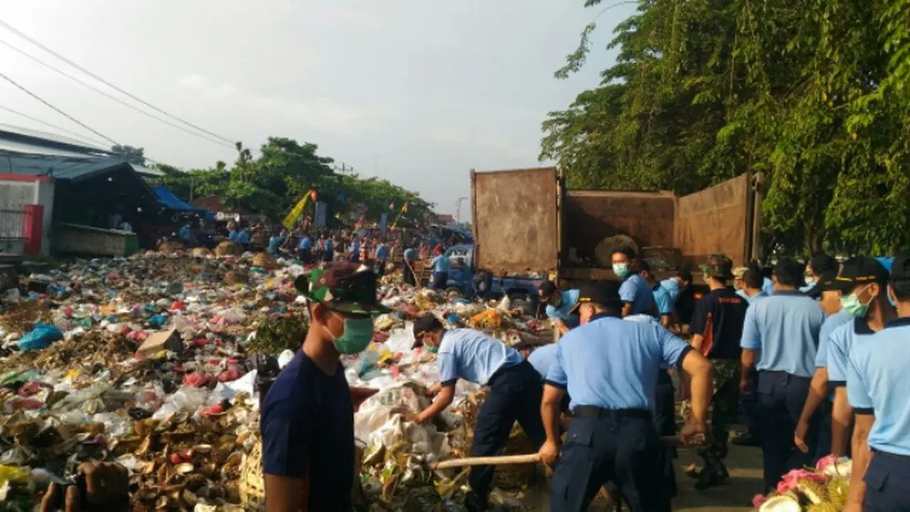 Sampah Masih Menggunung di Pekanbaru, TNI AU Turun Tangan