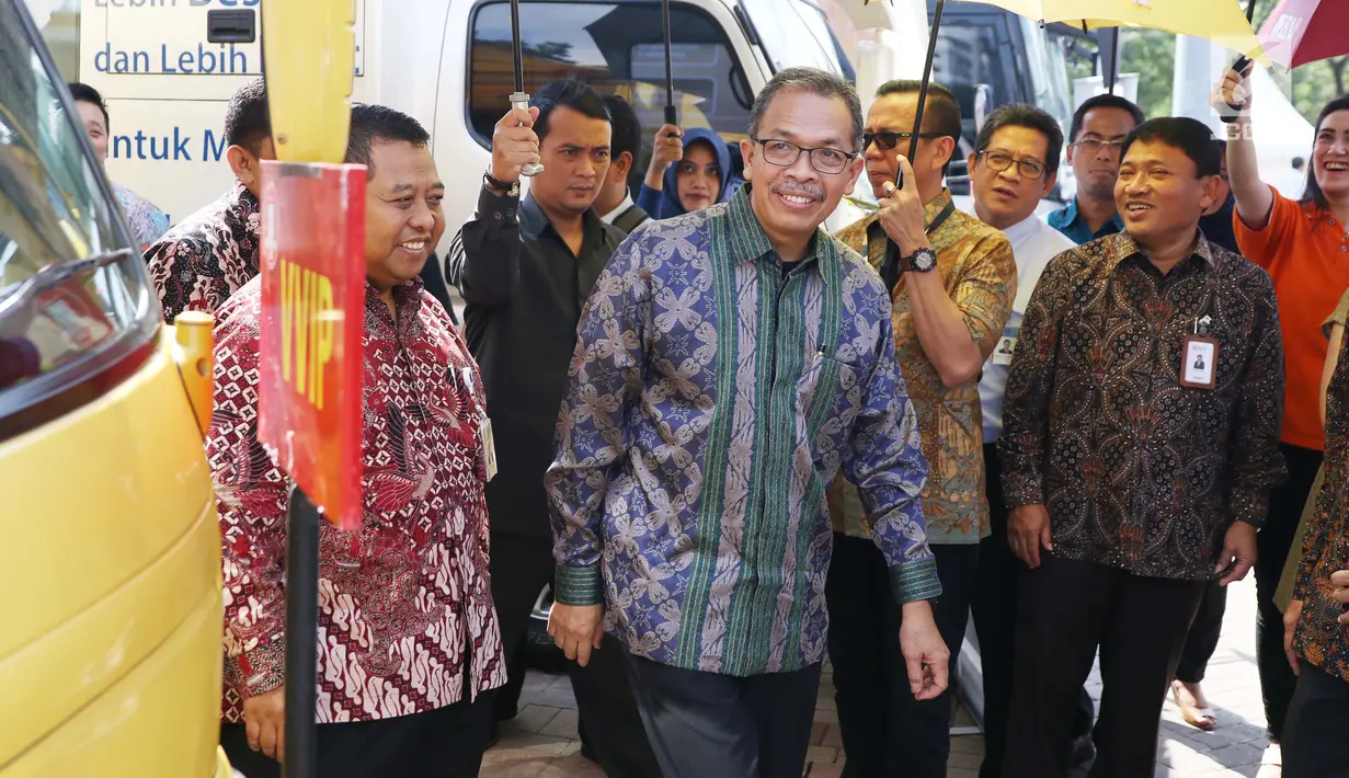 Deputi Gubernur BI, Sugeng meninjau proses penukaran uang receh di lapangan IRTI, Jakarta, Rabu (7/6). Persediaan tersebut lebih tinggi dari perkiraan kebutuhan uang kartal saat Lebaran yang mencapai Rp 167 triliun. (Liputan6.com/Angga Yuniar)