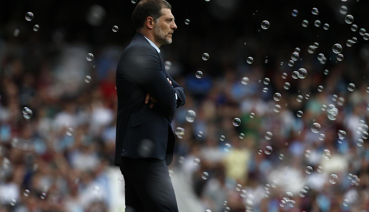 Ekspresi pelatih West Ham United, Slaven Bilic, saat timya bertanding melawan Swansea City dalam laga Liga Inggris di Stadion Upton Park, London, Sabtu (7/5/2016). (AFP/Ian Kington)