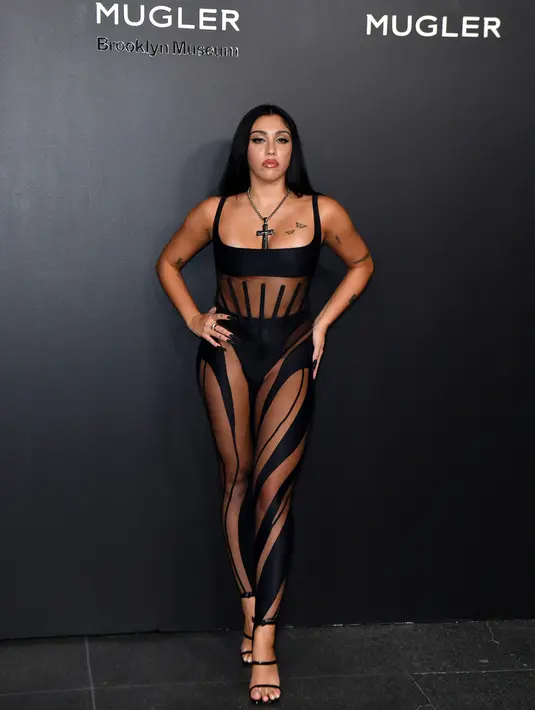<p>Aktris Amerika Serikat Lourdes Leon tiba pada pembukaan pameran Thierry Mugler: Couturissime di Brooklyn Museum, Brooklyn, New York City, Amerika Serikat, 15 November 2022. Dia memilih legging hitam spiral Mugler klasik dan bodysuit tipis dari merek mewah untuk melengkapi penampilannya secara keseluruhan malam itu. (ANGELA WEISS/AFP)</p>