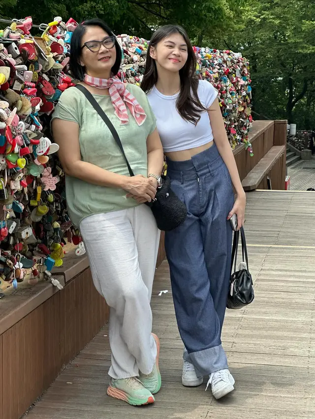 7 Potret Dian Nitami Usai Jalani Operasi Plastik Face Lifting, Tampil Makin Muda