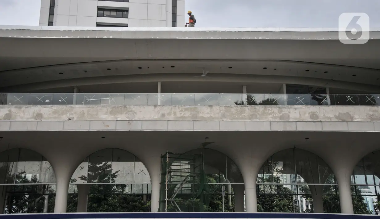 Pekerja saat menyelesaikan proyek pembangunan halte Transjakarta Dukuh Atas 1 di Jalan Jenderal Sudirman, Jakarta Pusat, Kamis (5/1/2023). Direktur Teknik dan Digital Transjakarta Mohamad Indrayana mengungkapkan pada 2023 PT TransJakarta menargetkan dapat menyelesaikan 54 halte yang sudah siap beroperasi untuk kepentingan mobilitas warga. (merdeka.com/Iqbal S Nugroho)
