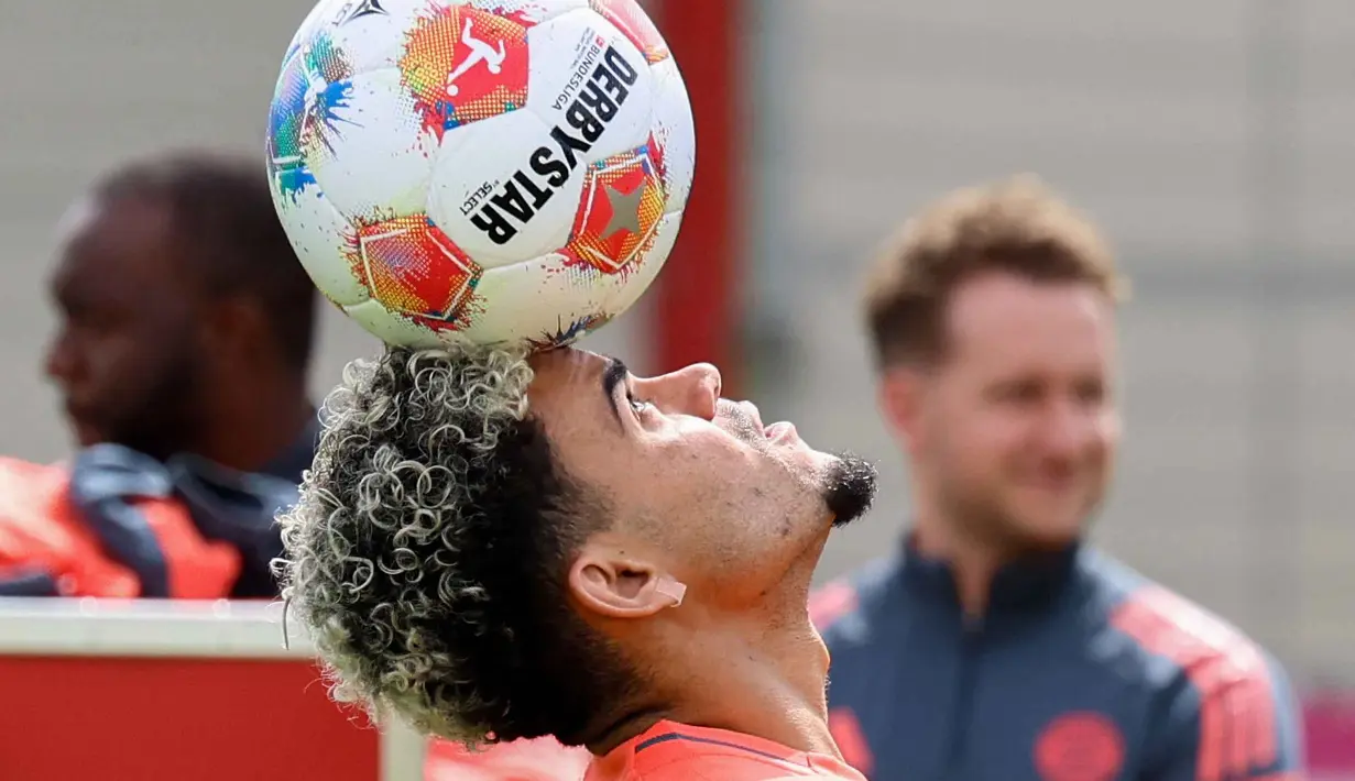 Penyerang baru Bayern Munchen asal Kolombia, Luis Diaz mengontrol bola selama sesi latihan di tempat latihan mereka di Munchen, Jerman, pada 31 Juli 2025. (Alexandra BEIER/AFP)