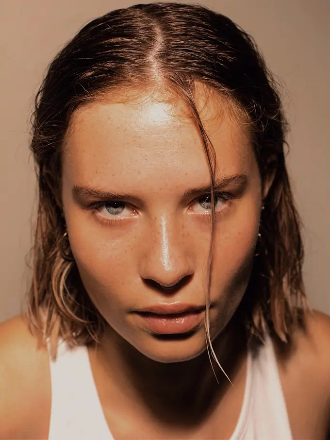 Contoh ilustrasi kulit wajah sehat, bersih, dan awet muda