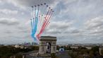 Tim terbang akrobatik Angkatan Udara Prancis "Patrouille de France" (PAF) dan tim aerobatik Angkatan Udara Kerajaan Inggris (RAF), "Red Arrows", melakukan terbang lintas selama upacara penyambutan resmi untuk Raja Inggris Charles III dan Ratu Inggris Camilla di Arc de Triomphe di Paris pada tanggal 20 September 2023. (Geoffroy Van der Hasselt/AFP)