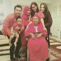Nenek Nagita Slavina berpose bersama Raffi Ahmad dan Nagita Slavina beserta keluarga. (Instagram @raffi_nagita1717)