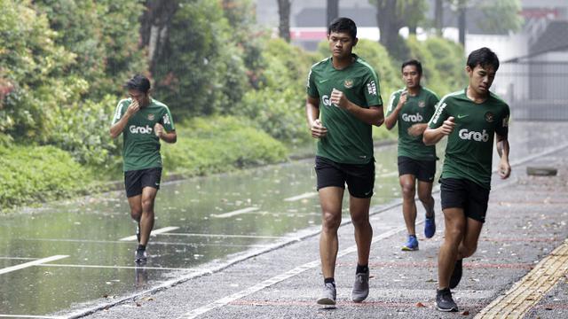 Pemain Timnas Indonesia U-23, Muhammad Riyandi dan Luthfi Kamal, berlari saat latihan fisik. (Bola.com/Yoppy Renato)