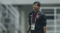 Pelatih Bali United, Indra Sjafri, saat melawan PS TNI pada laga Torabika Soccer Championship 2016 di Stadion Pakansari, Jawa Barat, Minggu (20/11/2016). (Bola.com/Vitalis Yogi Trisna) 