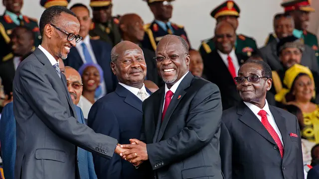 20151209-Presiden Negara Ini Turun ke Jalan Bantu Warga Punguti Sampah-Tanzania